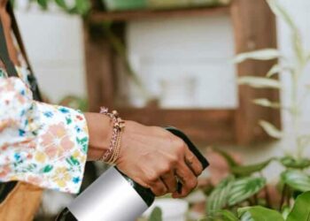 cropped-cuidando-planta.jpg
