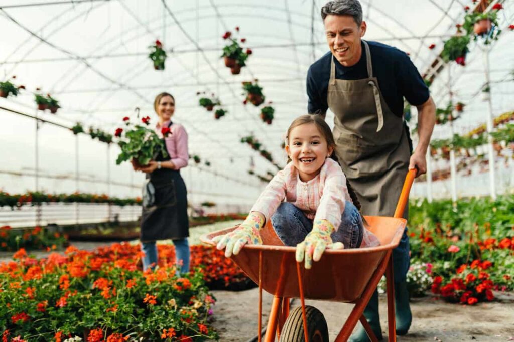 Pais jardineiros: ferramentas e acessórios que não podem faltar no cultivo